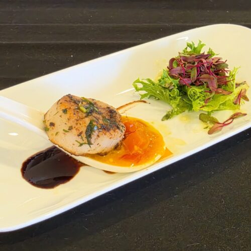 Enjoy seared scallops with a fresh orange ginger glaze. This healthy Pritikin seafood recipe combines citrus, ginger and garlic for a flavorful meal.